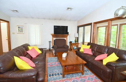 Berkeley Springs Ski Chalet | Dogwood Knoll - Wifi, Pool Access, Deck, Fireplace, Deck, Family Friendly, Hiking, Games, Screen Porch, King Bed