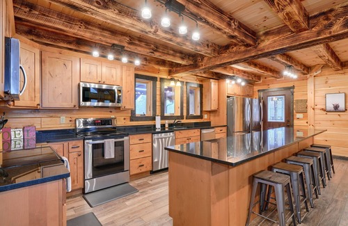 Logan Cabin | Dogwood Manor Hocking Hills: Family Friendly 8 bedrooms. WALK to Old Mans Cave!