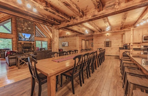 Logan Cabin | Dogwood Manor Hocking Hills: Family Friendly 8 bedrooms. WALK to Old Mans Cave!