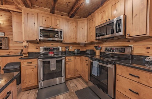 Logan Cabin | Dogwood Manor Hocking Hills: Family Friendly 8 bedrooms. WALK to Old Mans Cave!