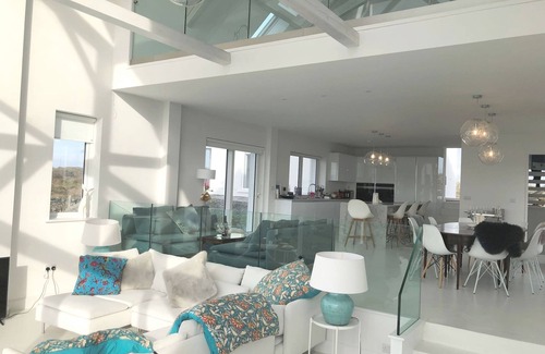 Ballyconneely Ski Chalet | Doleen Quay House is a luxurious beach holiday home