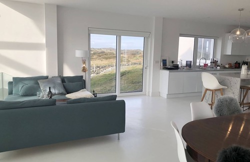 Ballyconneely Ski Chalet | Doleen Quay House is a luxurious beach holiday home