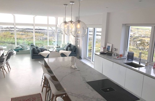 Ballyconneely Ski Chalet | Doleen Quay House is a luxurious beach holiday home