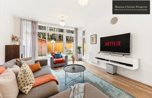High Barnet Apartment | Dollis Valley 3Bedroom House Sleeps 8 in London With FREE PARKING By Maison Christo Property Short Lets & Serviced Accommodation