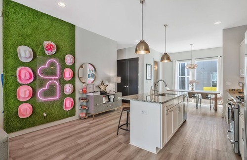 Talbot's Corner House | Dolly Parton Themed 4-Story House, Minutes to Downtown, Sleeps 14 Full Amenities