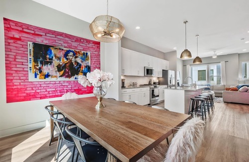 Talbot's Corner House | Dolly Parton Themed 4-Story House, Minutes to Downtown, Sleeps 14 Full Amenities