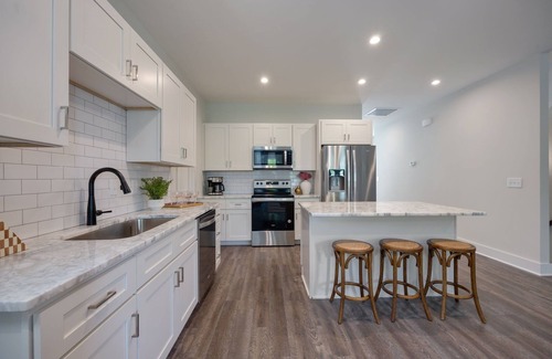Whitebridge House | Dolly's Dreamhouse - Rooftop Deck - Mins to Downtown