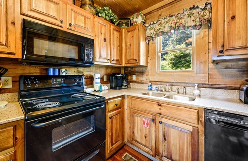 Pigeon Forge Cabin | Dollywood Tix* Close to attractions! Book Now!