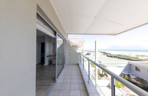 Bloubergstrand Apartment | Dolphin Beach C110 Beachfront Beauty by HMH