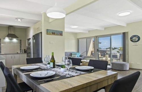 Culburra Beach House | Dolphin Breeze – pet friendly