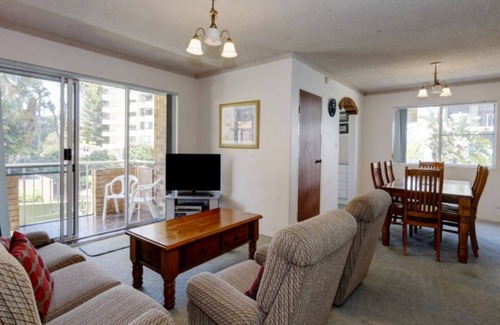Forster Apartment | Dolphin Court 13 - Walk to beaches and town