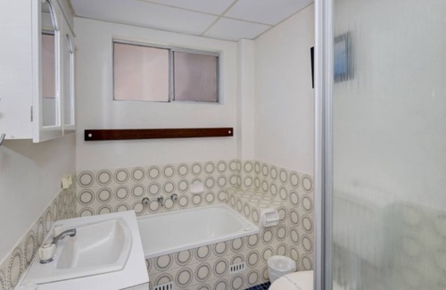 Forster Apartment | Dolphin Court 13 - Walk to beaches and town