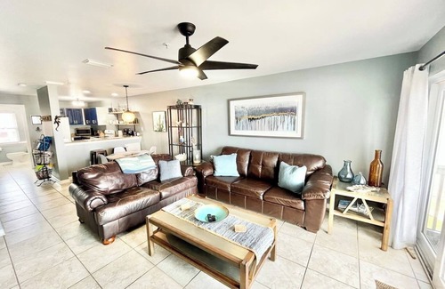 Innerarity Townhomes House | Dolphin Cove: Gorgeous Waterfront Unit with Kayaks