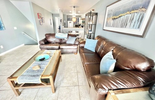 Innerarity Townhomes House | Dolphin Cove: Gorgeous Waterfront Unit with Kayaks