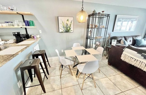 Innerarity Townhomes House | Dolphin Cove: Gorgeous Waterfront Unit with Kayaks