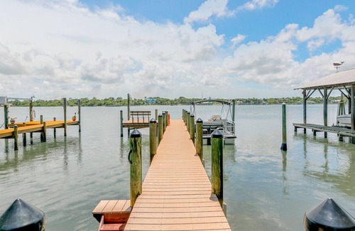 Grant-Valkaria House | "Dolphin Dive" Fisherman's Family Paradise Directly on the Intracoastal Waterway