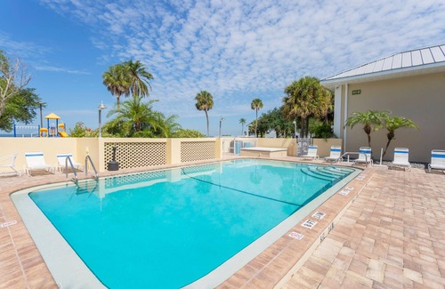 Ruskin Condo | DOLPHINS🐬,BEACH step away,WATER VIEW,SUNRISE, FREE WIFI,FREE PARKING,POOLS #611