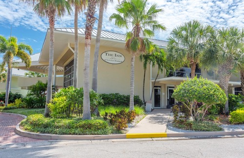 Ruskin Condo | DOLPHINS🐬,BEACH step away,WATER VIEW,SUNRISE, FREE WIFI,FREE PARKING,POOLS #611