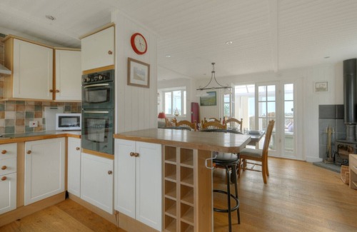 Charmouth House | DOLPHINS LEAP, pet friendly, country holiday cottage in Charmouth