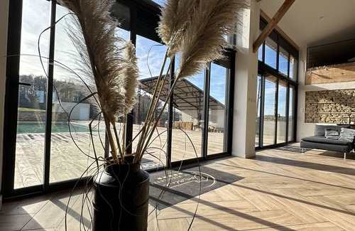 Lias House | Domaine au Milieu de 12 ha Avec Bois et lac , Piscine,jacuzzi et Sports !