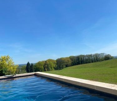 Ambazac House | Domaine de Montmery sa piscine son jardin ses espaces