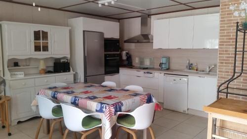 Portiragnes-Plage Villa | Domaine de vacances à 600m de la plage, belle villa climatisée 3 chambres, 5 couchages terrasse WIFI, accès payant pour les animations et piscines LRPDSE3