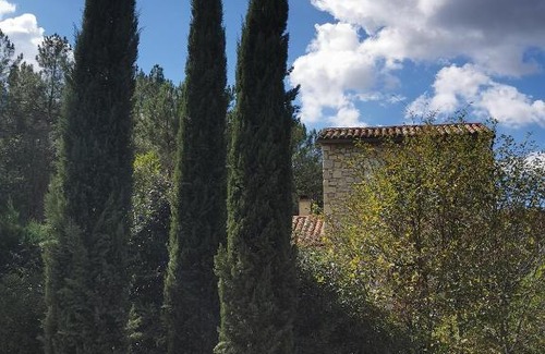 Fumel Bed & Breakfast | DOMAINE DES 3 CYPRÈS Chambre PIVOINE Chez Nath & Pat