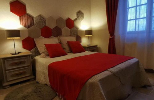 Fumel Bed & Breakfast | DOMAINE DES 3 CYPRÈS Chambre PIVOINE Chez Nath & Pat