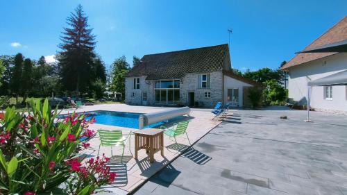 Saint-Symphorien-sur-Saone Apartment | Domaine Ravy-Azalée