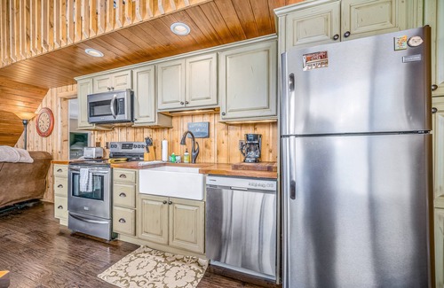 Beech Mountain House | Domed house - private hot tub & dog-friendly - near lake/trails