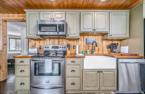 Beech Mountain House | Domed house - private hot tub & dog-friendly - near lake/trails