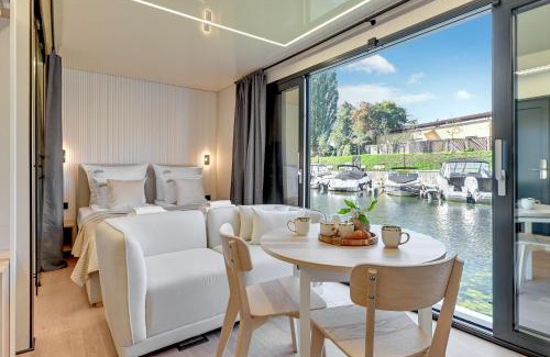 Gdansk City Center Apartment | Domy Na Wodzie - La Mare Motlava Houseboats by Downtown Apartments