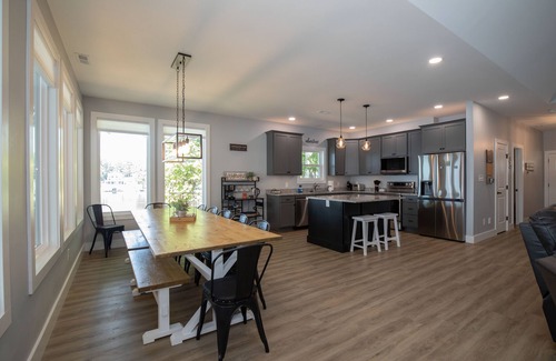 Henrico House | Don't miss this beautiful waterfront home on Pea Hill Creek in Lake Gaston!
