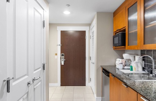 Baytowne Wharf Condo | Don't Miss this one!Bahia Studio/Pool View/Walk to Village/Pool/Tram to Beach