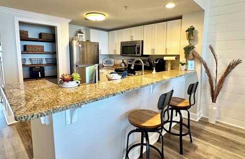 Long Beach Condo | Don’t Worry, Beach Happy! 3rd Floor Beachfront Condo @ Majestic ~ Sleeps 8