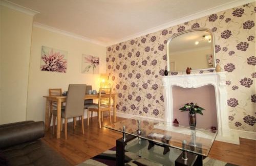 Doncaster Apartment | Doncaster - Boswell - Large Balcony Apartment - 2 Double Beds - 2 Bedrooms - Close to Town & Racecourse - Off Street Parking 2 Cars - Fast Wifi