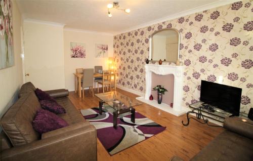 Doncaster Apartment | Doncaster - Boswell - Large Balcony Apartment - 2 Double Beds - 2 Bedrooms - Close to Town & Racecourse - Off Street Parking 2 Cars - Fast Wifi