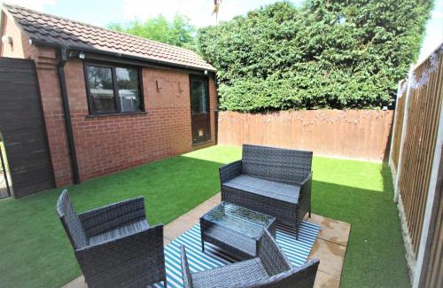 Thorne House | Doncaster - Thorne - 3 Bed Semi - Private Garden & Parking 2 Cars - Quiet Cul De Sac Location - Dog Friendly - Fast Wifi - Close to Motorway Access
