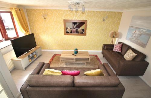 Thorne House | Doncaster - Thorne - 3 Bed Semi - Private Garden & Parking 2 Cars - Quiet Cul De Sac Location - Dog Friendly - Fast Wifi - Close to Motorway Access