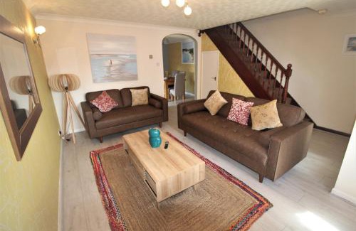 Thorne House | Doncaster - Thorne - 3 Bed Semi - Private Garden & Parking 2 Cars - Quiet Cul De Sac Location - Dog Friendly - Fast Wifi - Close to Motorway Access