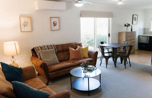 Clare Apartment | Donnybrook Cottages - Hutt River