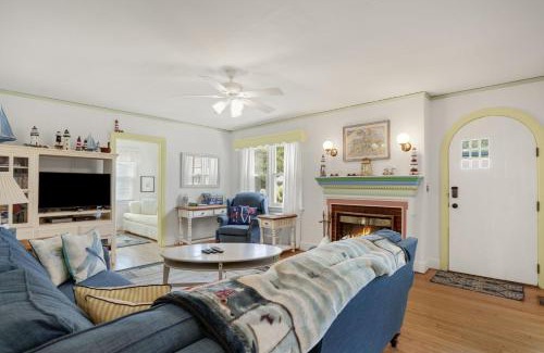 Chincoteague House | Donovan's Reef - Pet friendly, In Town!