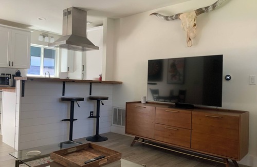 South Manchaca House | Don’t Mess With Texas! 3-Bedroom house in lovely South Austin with ice cold AC!