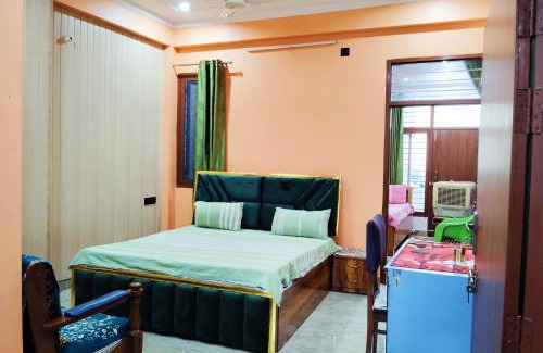 Bullawala Apartment | Doon Niwas Homestay 2-Bedroom 1st Floor- Mountain view, near main Picnic Spots, comfortable peaceful central Family-friendly