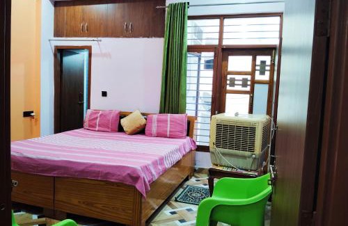 Bullawala Apartment | Doon Niwas Homestay 2-Bedroom 1st Floor- Mountain view, near main Picnic Spots, comfortable peaceful central Family-friendly