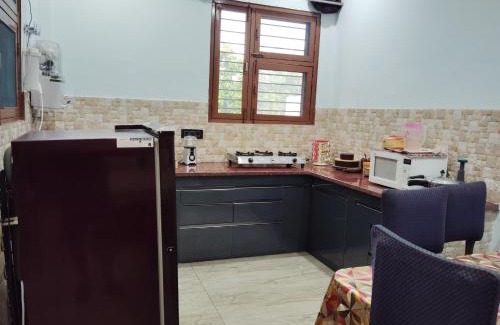 Bullawala House | Doon Niwas Homestay Two- Bedroom 1st Floor- Mountain view, near main Picnic Spots, comfortable peaceful central Family-friendly
