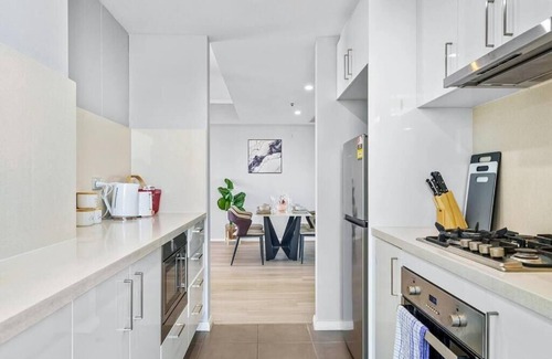 St. Leonards Apartment | Doorstep to Metro & Iconic Harbour Bridge View