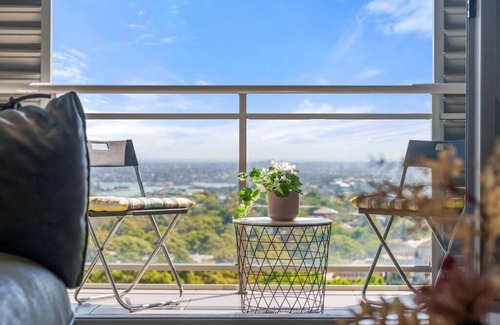 St. Leonards Apartment | Doorstep to Metro & Iconic Harbour Bridge View