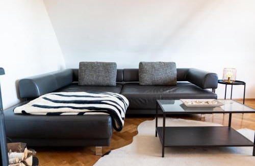 Schleußig Apartment | Doppelhaus- Villa Leipzig Schleußig , moderner Altbau Apartment Dachetage mit 2 Schlafzimmern und separatem Zusatzzimmer , Parkplatz - Balkon - Kamin - Eicheparkett - Arbeitsplatz
