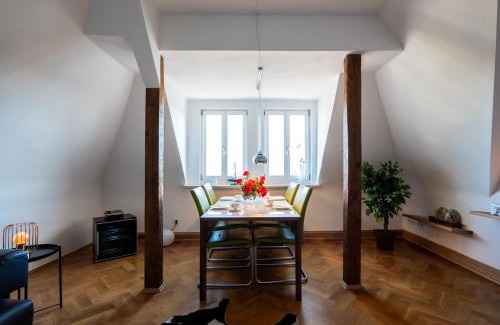 Schleußig Apartment | Doppelhaus- Villa Leipzig Schleußig , moderner Altbau Apartment Dachetage mit 2 Schlafzimmern und separatem Zusatzzimmer , Parkplatz - Balkon - Kamin - Eicheparkett - Arbeitsplatz